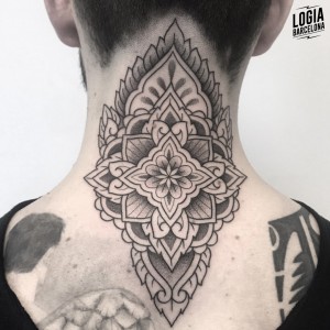 tatuaje_cuello_ornamental_laia_desole_logiabarcelona 